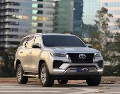 TOYOTA HILUX SW4 2.8 D-4D TURBO DIESEL SRX 7L 4X4 AUTOMÁTICO TOYOTA HILUX SW4 2.8 D-4D TURBO DIESEL SRX 7L 4X4 AUTOMÁTICO