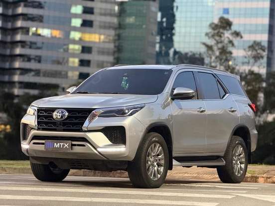 TOYOTA-HILUX SW4-2023
