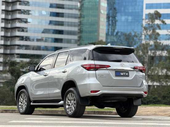 TOYOTA-HILUX SW4-2023