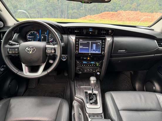 TOYOTA-HILUX SW4-2.8 D-4D TURBO DIESEL SRX 7L 4X4 AUTOMÁTICO TOYOTA-HILUX SW4-2023