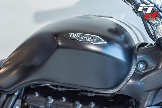 TRIUMPH-ROCKET III ROADSTER-2013