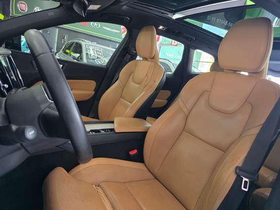 VOLVO-XC60-2020