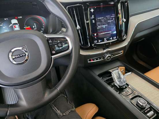 VOLVO-XC60-2020