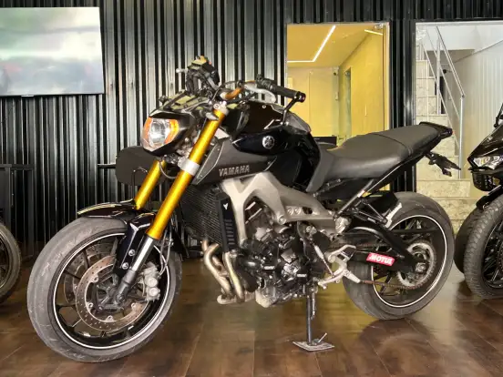 YAMAHA-MT-09-2015