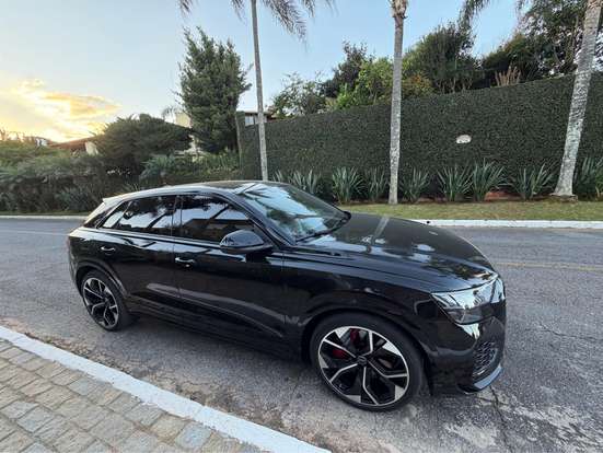 AUDI-RS Q8-2023