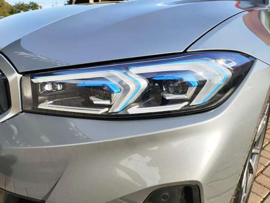 BMW-320i-2023