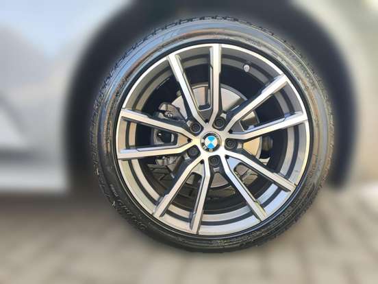 BMW-320i-2023