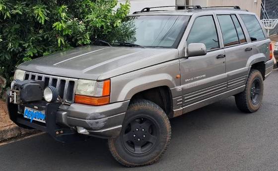 JEEP GRAND CHEROKEE 4.0 LAREDO 4X4 6I 12V GASOLINA 4P AUTOMÁTICO