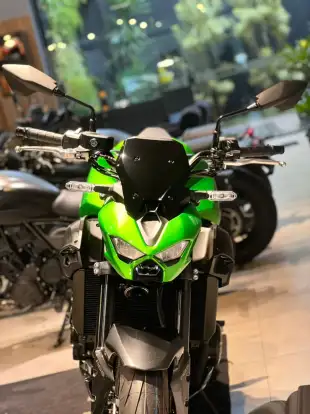 KAWASAKI-Z900-2025