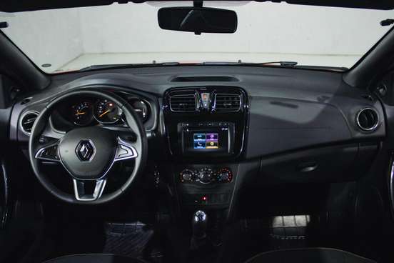 RENAULT-SANDERO-2020