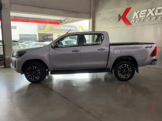 TOYOTA-HILUX-2.8 D-4D TURBO DIESEL CD SRV 4X4 AUTOMÁTICO TOYOTA-HILUX-2024