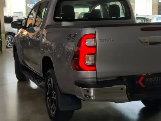 TOYOTA-HILUX-2.8 D-4D TURBO DIESEL CD SRV 4X4 AUTOMÁTICO TOYOTA-HILUX-2024