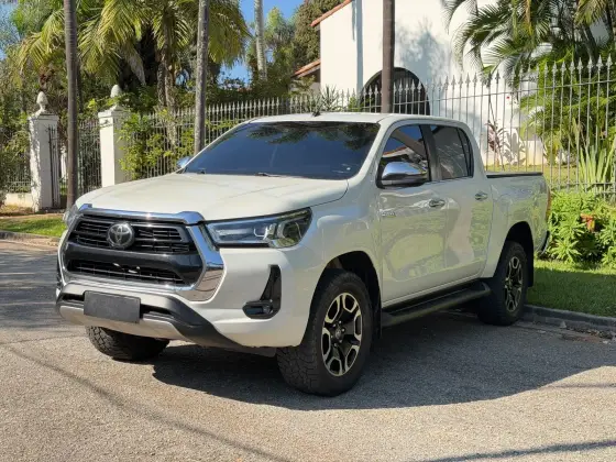 TOYOTA HILUX 2.8 D-4D TURBO DIESEL CD SRX 4X4 AUTOMÁTICO TOYOTA HILUX 2.8 D-4D TURBO DIESEL CD SRX 4X4 AUTOMÁTICO
