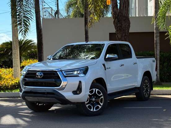 TOYOTA-HILUX-2.8 D-4D TURBO DIESEL CD SRX PLUS 4X4 AUTOMÁTICO TOYOTA-HILUX-2023