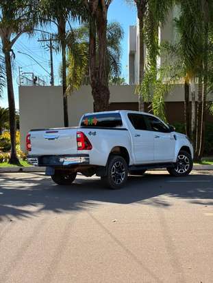 TOYOTA-HILUX-2023