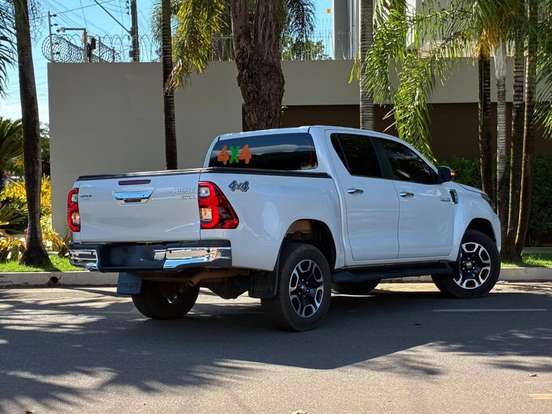 TOYOTA-HILUX-2.8 D-4D TURBO DIESEL CD SRX PLUS 4X4 AUTOMÁTICO TOYOTA-HILUX-2023