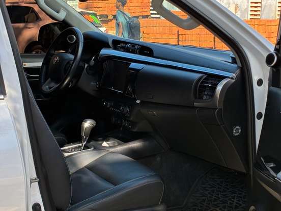 TOYOTA-HILUX-2.8 D-4D TURBO DIESEL CD SRX PLUS 4X4 AUTOMÁTICO TOYOTA-HILUX-2023