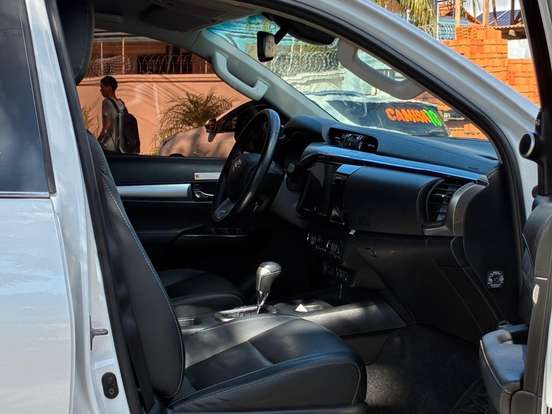 TOYOTA-HILUX-2.8 D-4D TURBO DIESEL CD SRX PLUS 4X4 AUTOMÁTICO TOYOTA-HILUX-2023