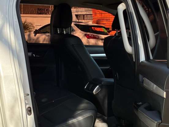 TOYOTA-HILUX-2.8 D-4D TURBO DIESEL CD SRX PLUS 4X4 AUTOMÁTICO TOYOTA-HILUX-2023