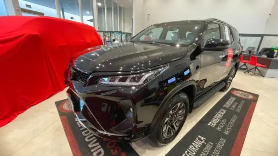 TOYOTA HILUX SW4 2.8 D-4D TURBO DIESEL DIAMOND 7L 4X4 AUTOMÁTICO