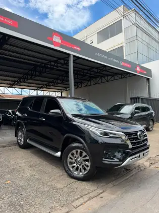 TOYOTA HILUX SW4 2.8 D-4D TURBO DIESEL SRX 7L 4X4 AUTOMÁTICO