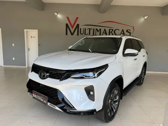 TOYOTA HILUX SW4 2.8 D-4D TURBO DIESEL SRX PLATINUM 7L 4X4 AUTOMÁTICO TOYOTA HILUX SW4 2.8 D-4D TURBO DIESEL SRX PLATINUM 7L 4X4 AUTOMÁTICO
