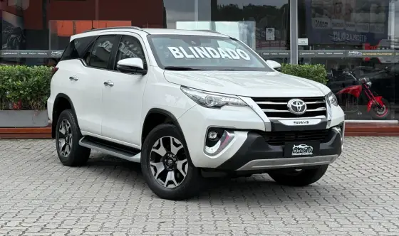 TOYOTA HILUX SW4 2.8 SRX DIAMOND 4X4 7 LUGARES 16V TURBO INTERCOOLER DIESEL 4P AUTOMÁTICO TOYOTA HILUX SW4 2.8 SRX DIAMOND 4X4 7 LUGARES 16V TURBO INTERCOOLER DIESEL 4P AUTOMÁTICO