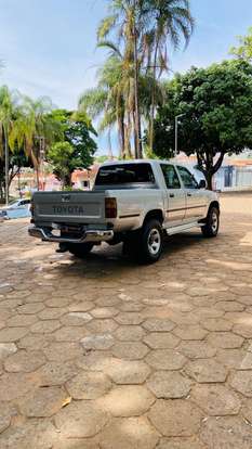 TOYOTA-HILUX-2002