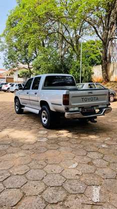 TOYOTA-HILUX-2002