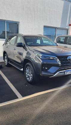 TOYOTA HILUX SW4 2.8 D-4D TURBO DIESEL SRX 7L 4X4 AUTOMÁTICO