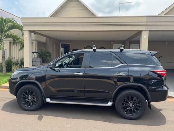 TOYOTA HILUX SW4 2.8 D-4D TURBO DIESEL SRX 7L 4X4 AUTOMÁTICO