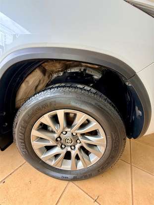 TOYOTA-HILUX SW4-2023