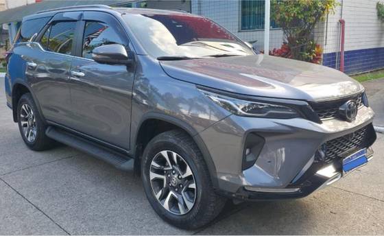 TOYOTA HILUX SW4 2.8 D-4D TURBO DIESEL SRX PLATINUM 7L 4X4 AUTOMÁTICO