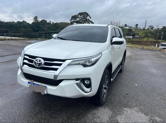 TOYOTA HILUX SW4 2.8 SRX 4X4 7 LUGARES 16V TURBO INTERCOOLER DIESEL 4P AUTOMÁTICO