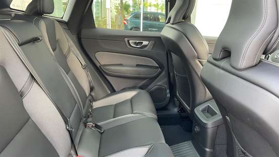 VOLVO-XC60-2023