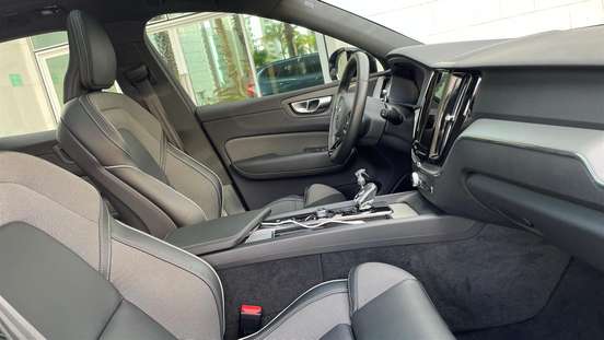 VOLVO-XC60-2023