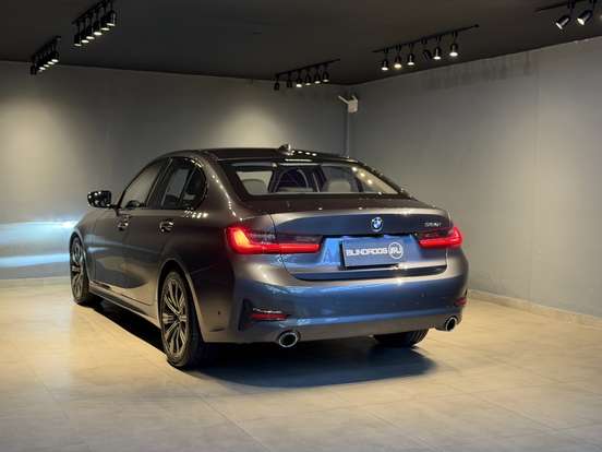 BMW-320i-2020