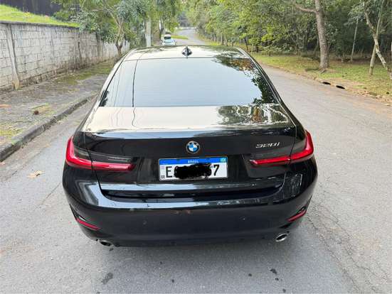 BMW-320i-2022