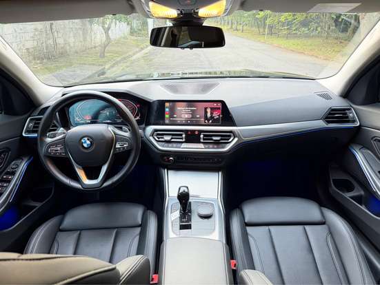 BMW-320i-2022