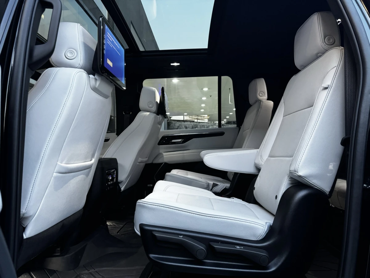 Chevrolet Suburban — foto 12