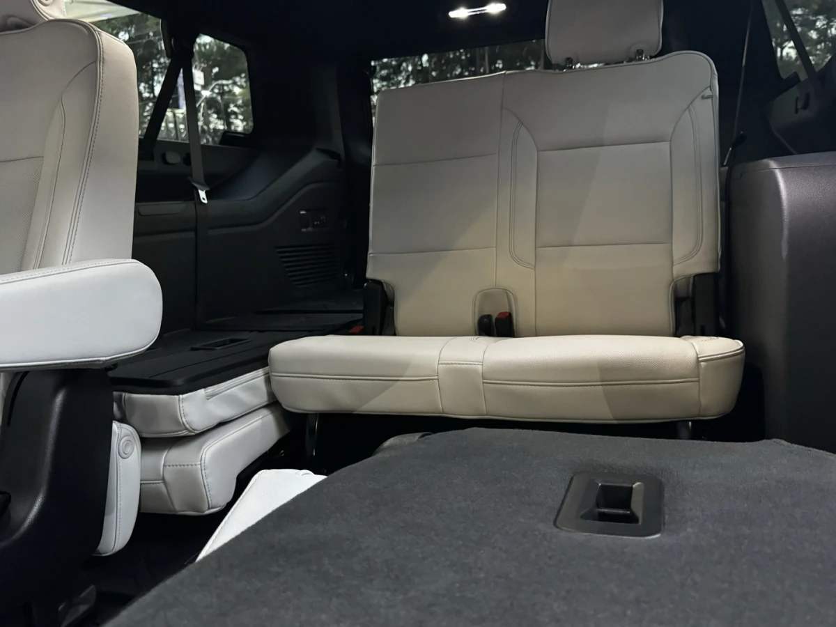 Chevrolet Suburban — foto 14