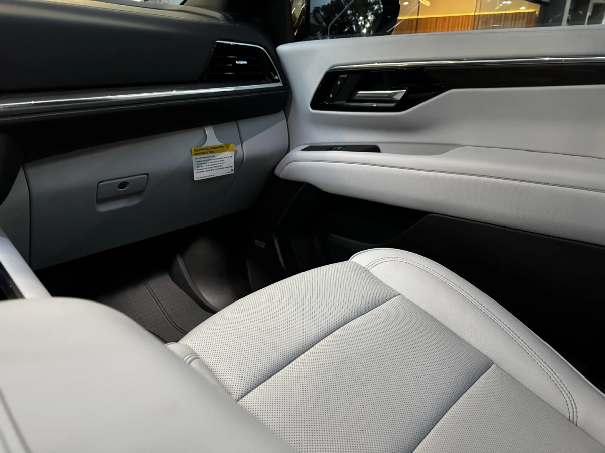 Chevrolet Suburban — foto 15