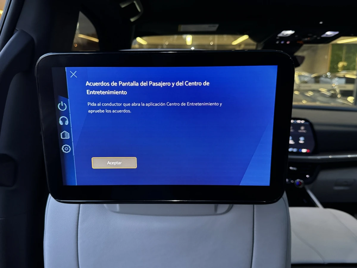 Chevrolet Suburban — foto 16