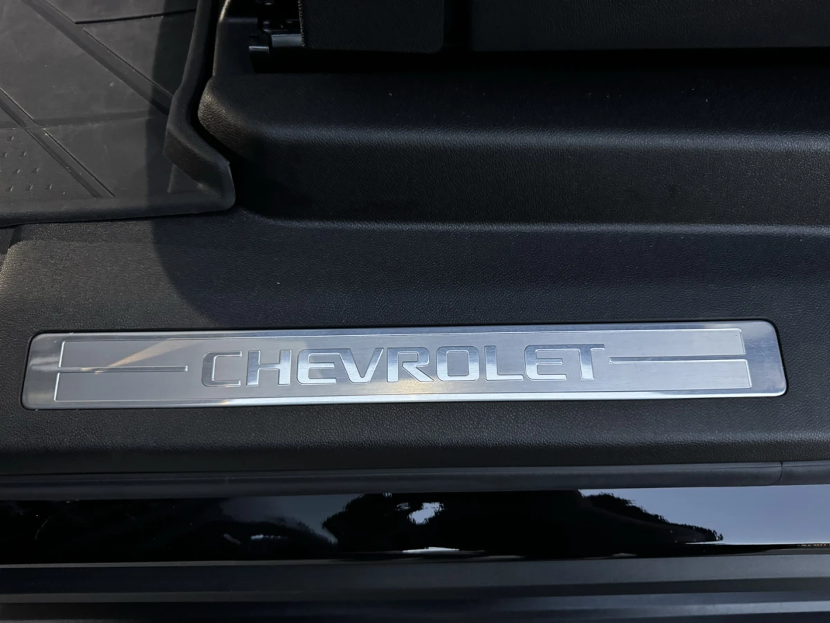 Chevrolet Suburban — foto 17