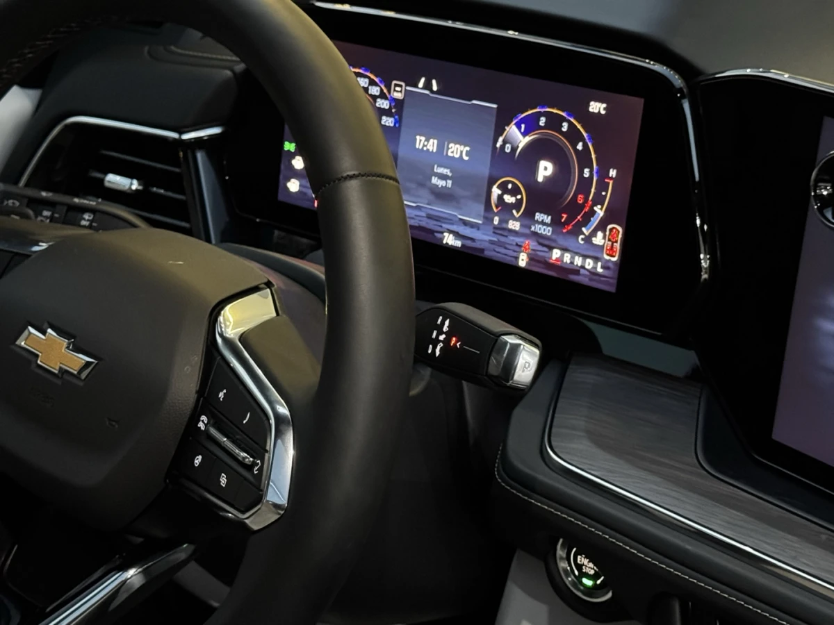 Chevrolet Suburban — foto 19