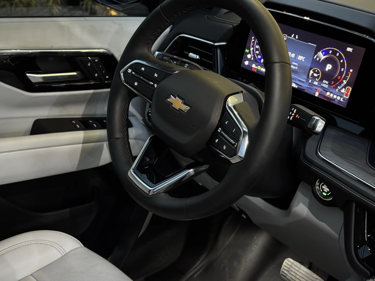Chevrolet Suburban — foto 20