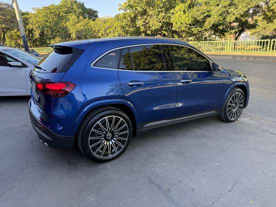 MERCEDES-BENZ-GLA 200-2024