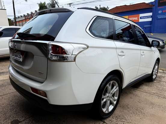 MITSUBISHI-OUTLANDER-3.0 GT 4X4 V6 24V GASOLINA 4P AUTOMÁTICO MITSUBISHI-OUTLANDER-2015