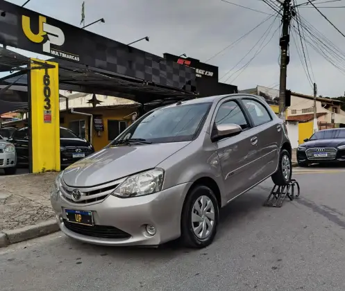 TOYOTA ETIOS 1.5 XS 16V FLEX 4P AUTOMÁTICO TOYOTA ETIOS 1.5 XS 16V FLEX 4P AUTOMÁTICO