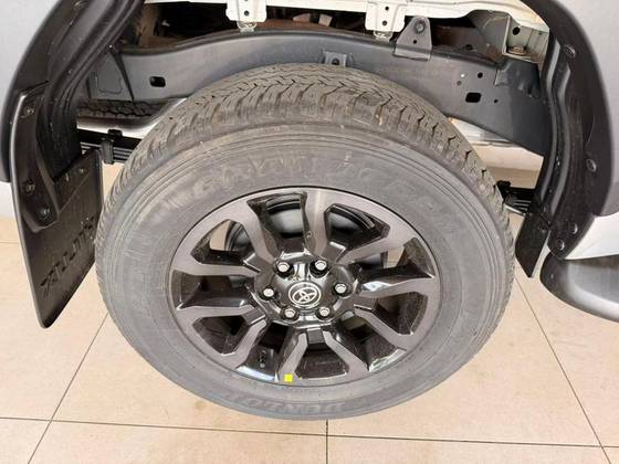 /en/city/cate-car-used-car/toyota-hilux-2024-2-8-d-4d-turbo-diesel-cd-conquest-4x4-automatic-48564998123948032/-16